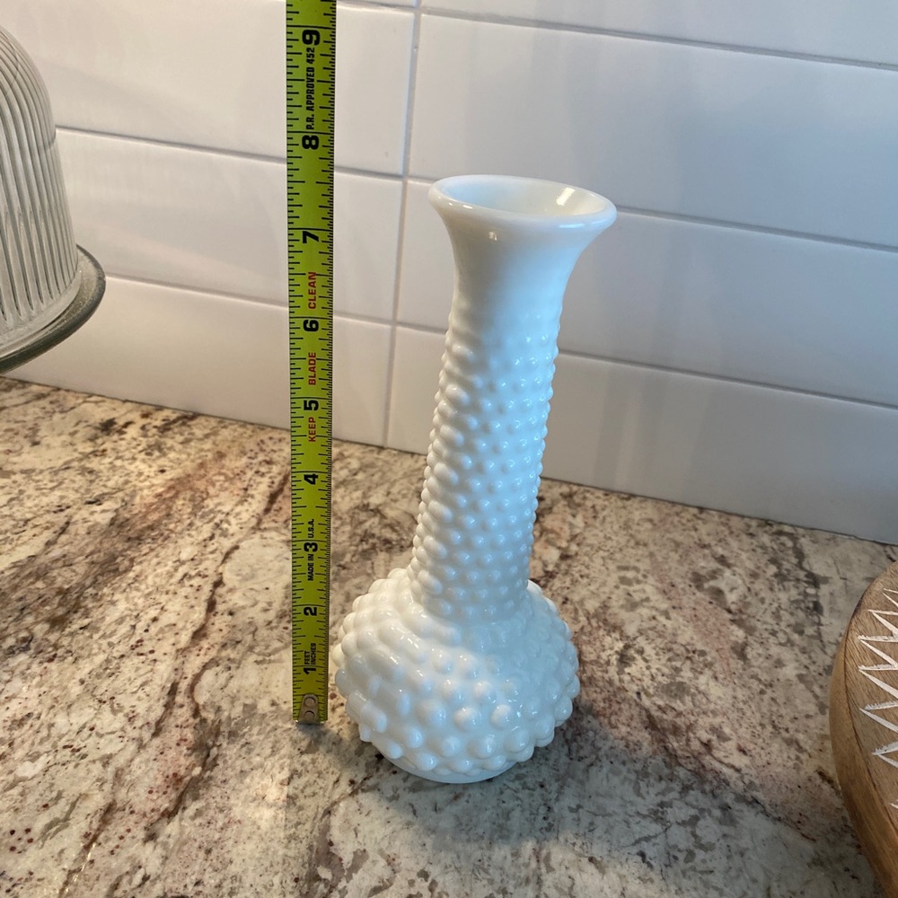 Milk glass, Hobnail vintage vase - Picture 3 of 5
